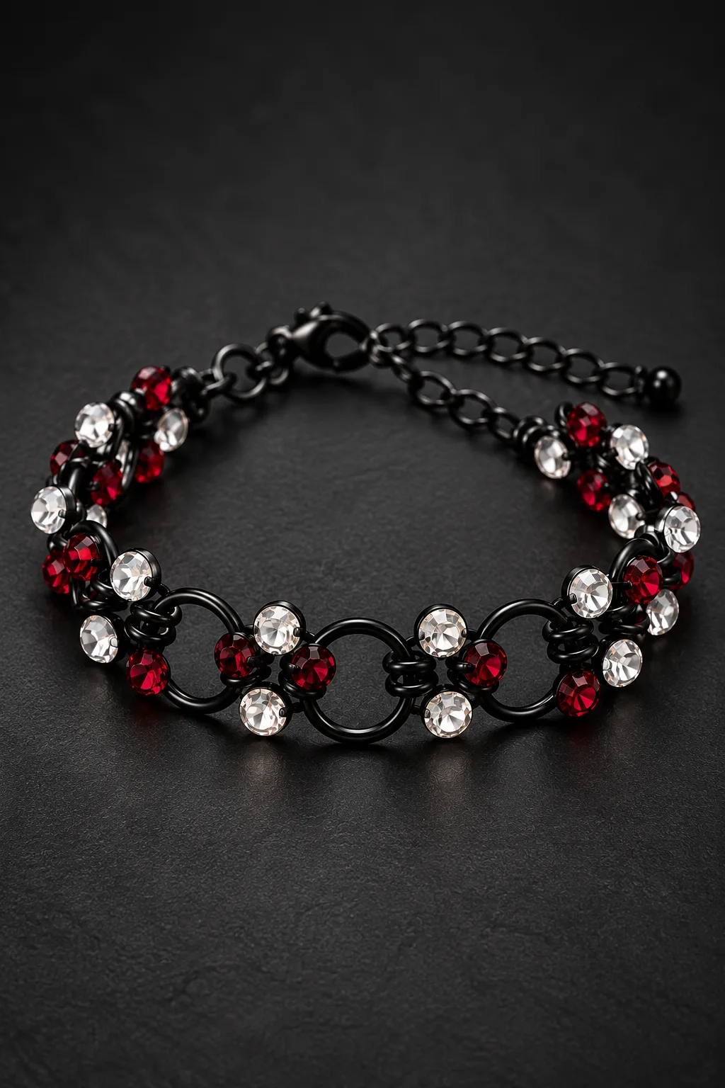 Armband Nocturna – Handgemacht mit schwarzen Ringen, roten & weißen Glasperlen