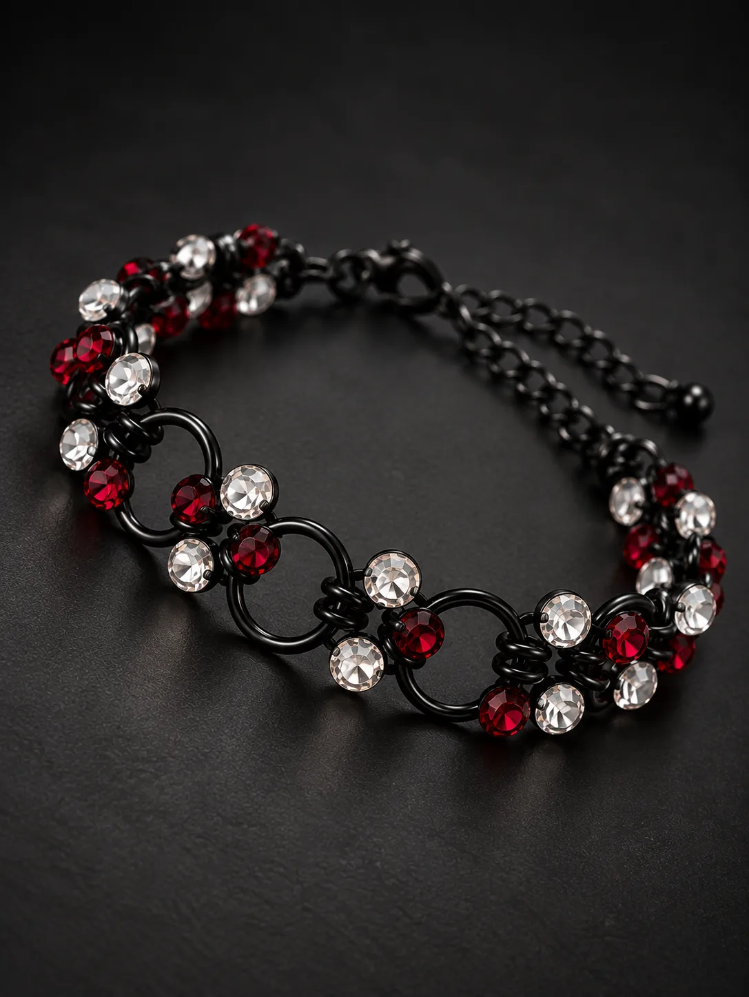 Armband Nocturna – Handgemacht mit schwarzen Ringen, roten & weißen Glasperlen – Bild 2
