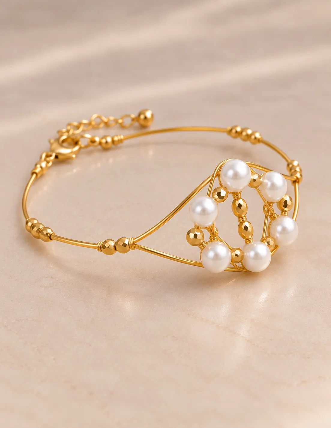 Armband Perlena – Handgemacht – Goldener Schmuckdraht mit weißen Perlen – Bild 3
