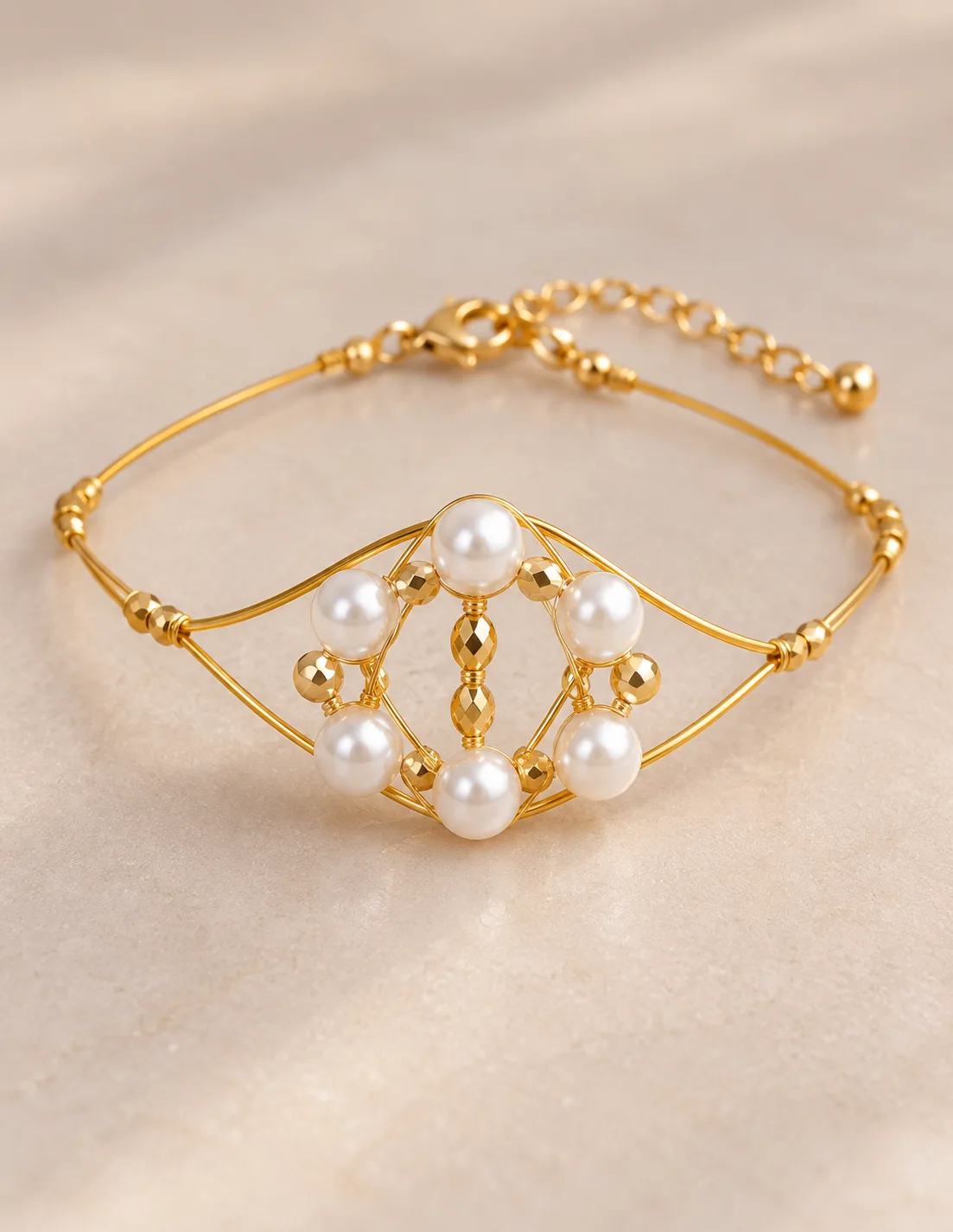 Armband Perlena – Handgemacht – Goldener Schmuckdraht mit weißen Perlen