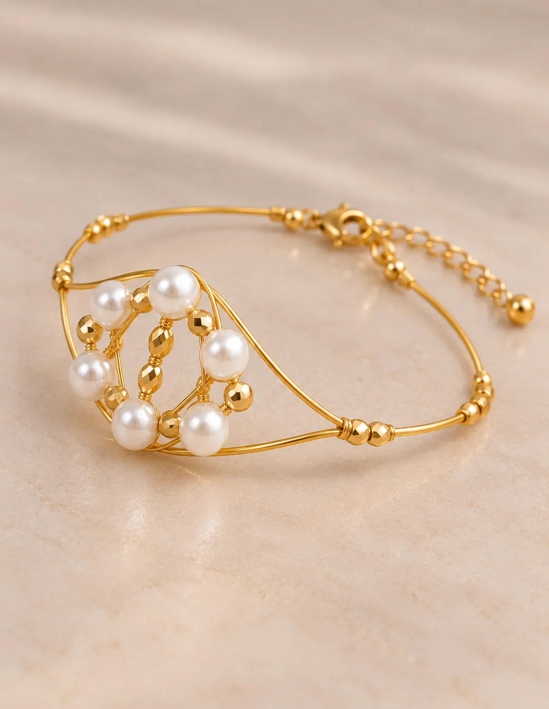 Armband Perlena – Handgemacht – Goldener Schmuckdraht mit weißen Perlen – Bild 2