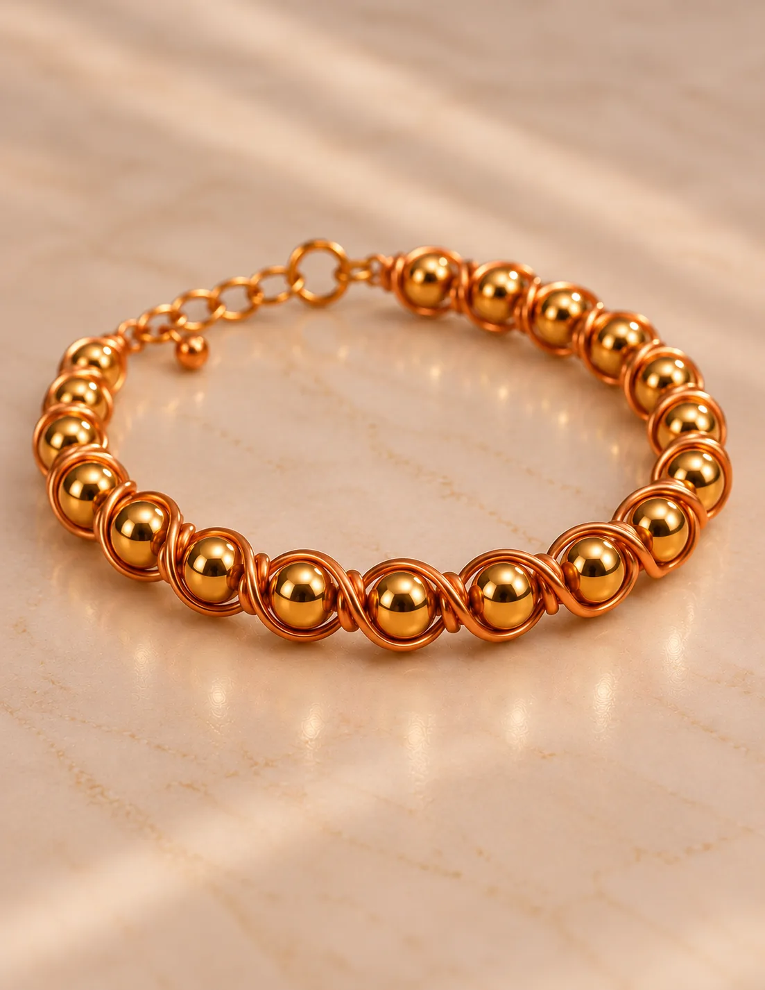 Armband Aurella – Handgemacht – Kupferdraht & goldene Metallperlen – Bild 3