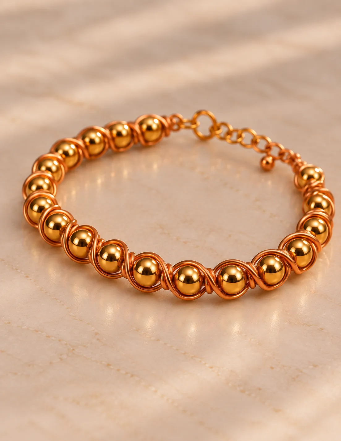 Armband Aurella – Handgemacht – Kupferdraht & goldene Metallperlen – Bild 2