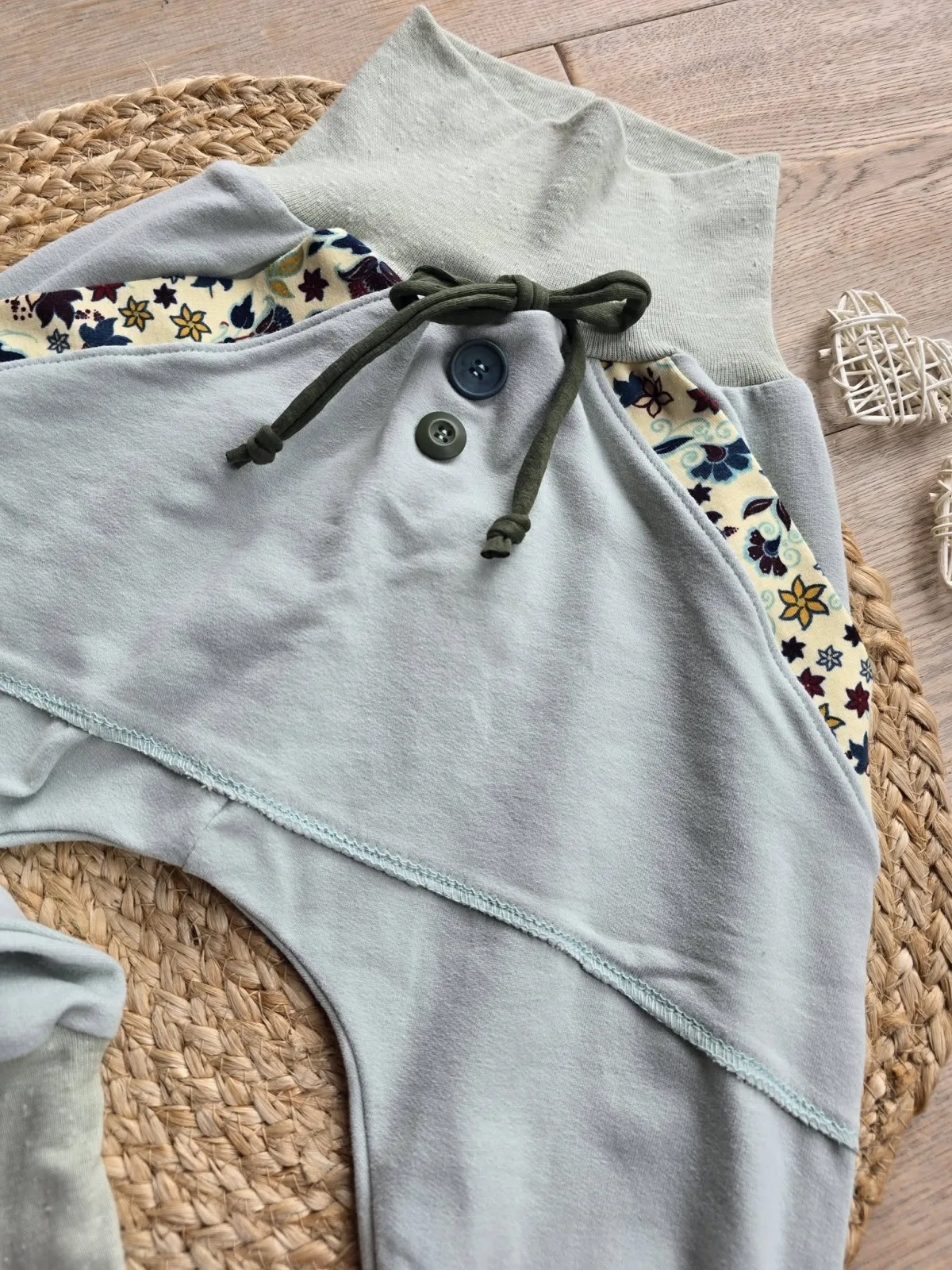 Sweat Organic Pumphose 92/98 Hellgrün Blumen Kängurutasche – Bild 3