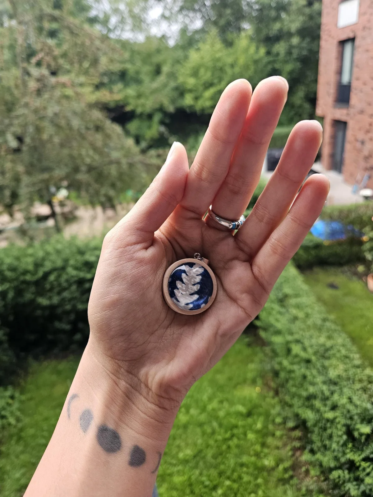 Cyanotypie Anhänger Holz Botanischer Sonnendruck Kette - Handgefertigter Farn Schmuck aus Holz, Blaues Unikat Kunst Geschenk fur Sie – Bild 2
