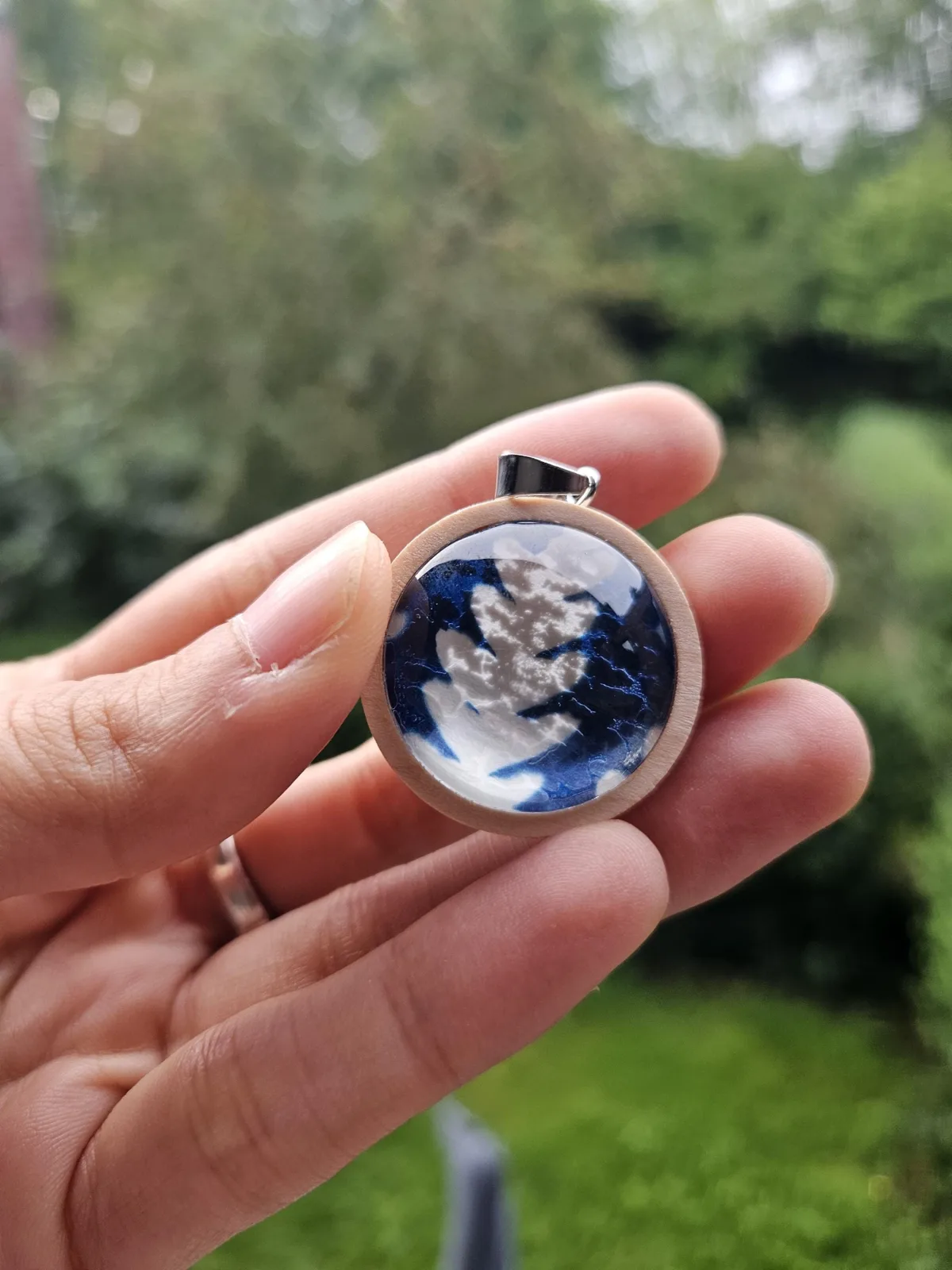 Cyanotypie Anhänger Holz Botanischer Sonnendruck Kette - Handgefertigter Farn Schmuck aus Holz, Blaues Unikat Kunst Geschenk fur Sie – Bild 3