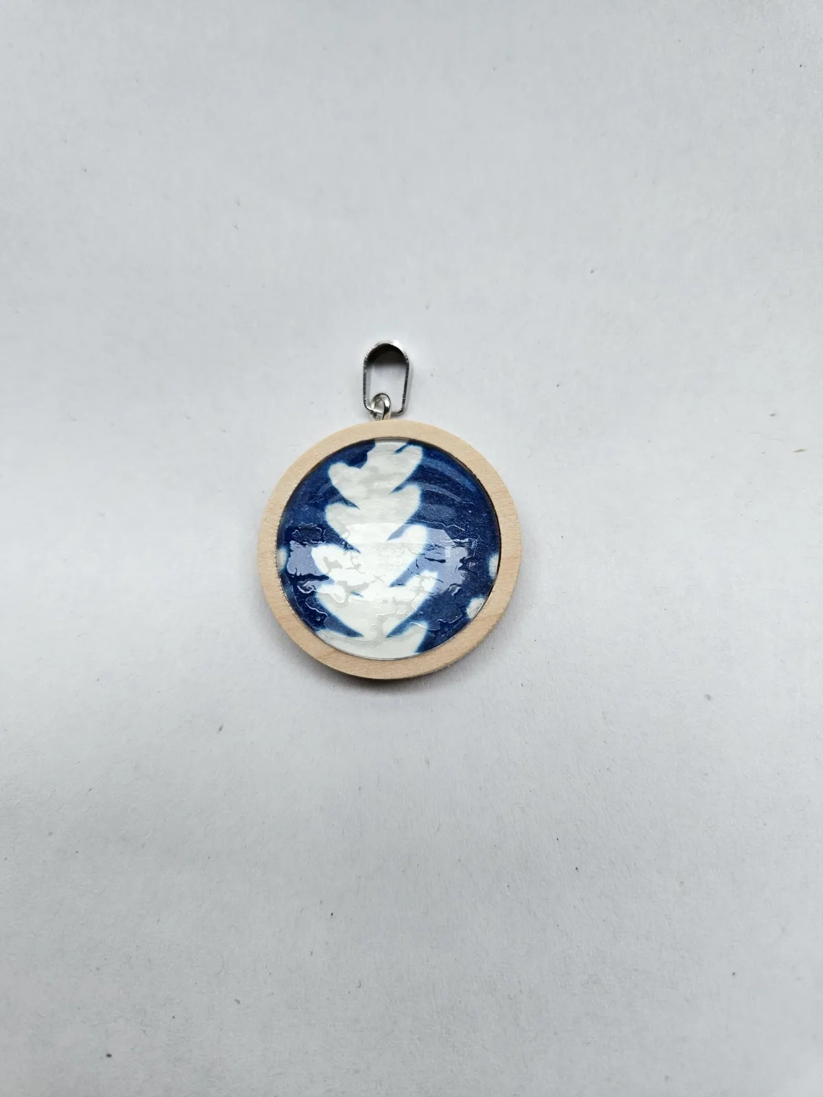 Cyanotypie Anhänger Holz Botanischer Sonnendruck Kette - Handgefertigter Farn Schmuck aus Holz, Blaues Unikat Kunst Geschenk fur Sie