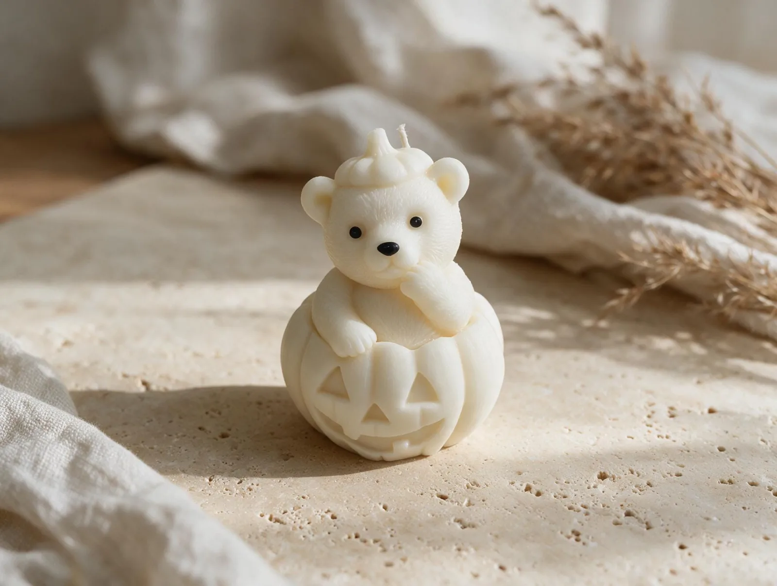 Bär im Kürbis Kerze aus Rapswachs – Herbstdeko, Kürbis Deko & Geschenkidee