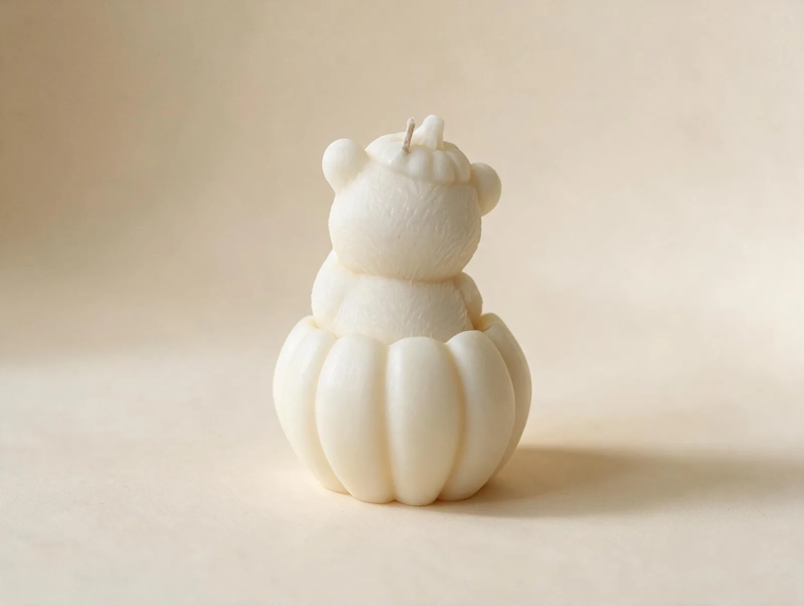 Bär im Kürbis Kerze aus Rapswachs – Herbstdeko, Kürbis Deko & Geschenkidee – Bild 8