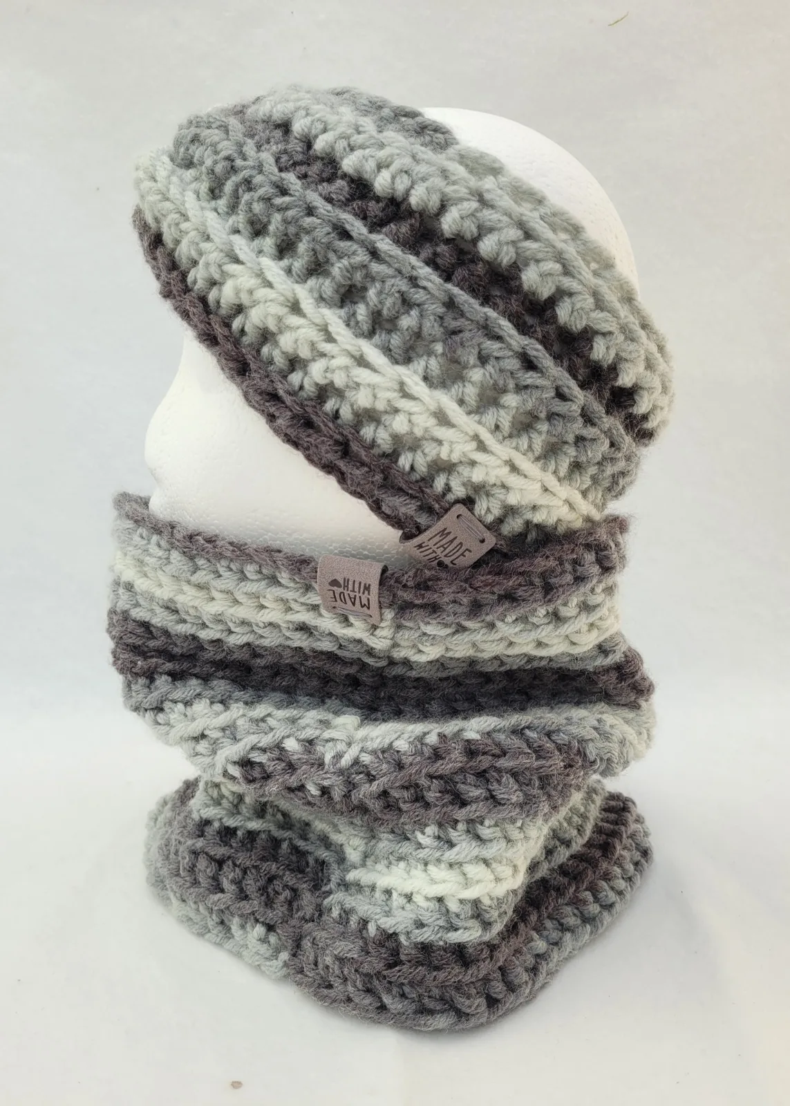 Handgehäkeltes Stirnband für Damen in Grautönen Winter Haarband Kopfbedeckung dicke Mischwolle (20% Wolle) KU 52–56 cm – Bild 10