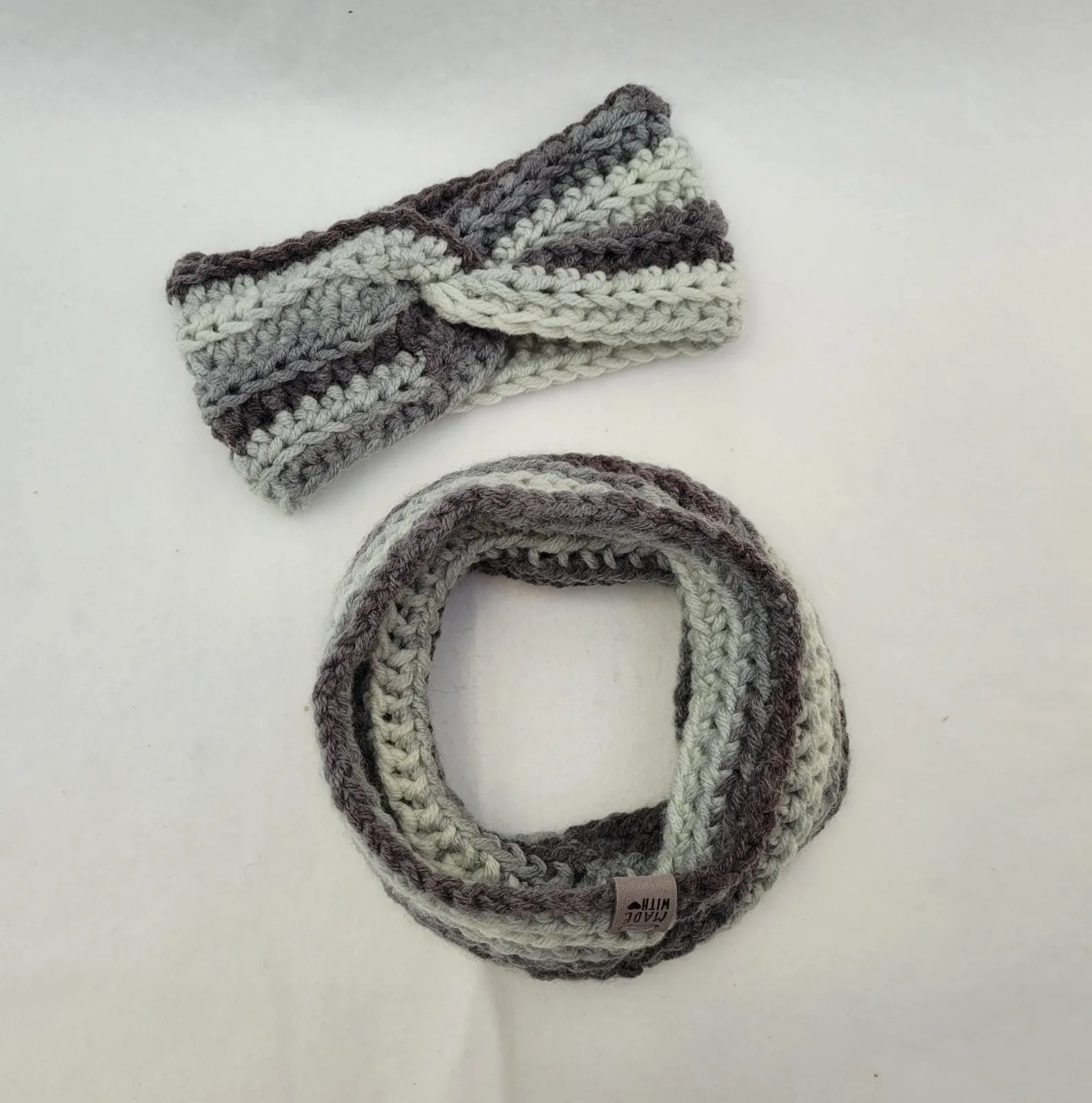 Handgehäkeltes Stirnband für Damen in Grautönen Winter Haarband Kopfbedeckung dicke Mischwolle (20% Wolle) KU 52–56 cm – Bild 2