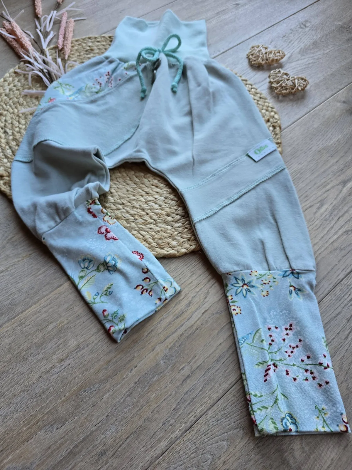 Sweat Bio Pumphose Mädchen Unikat 98/104 Hellgrün Blumen Übergang – Bild 5