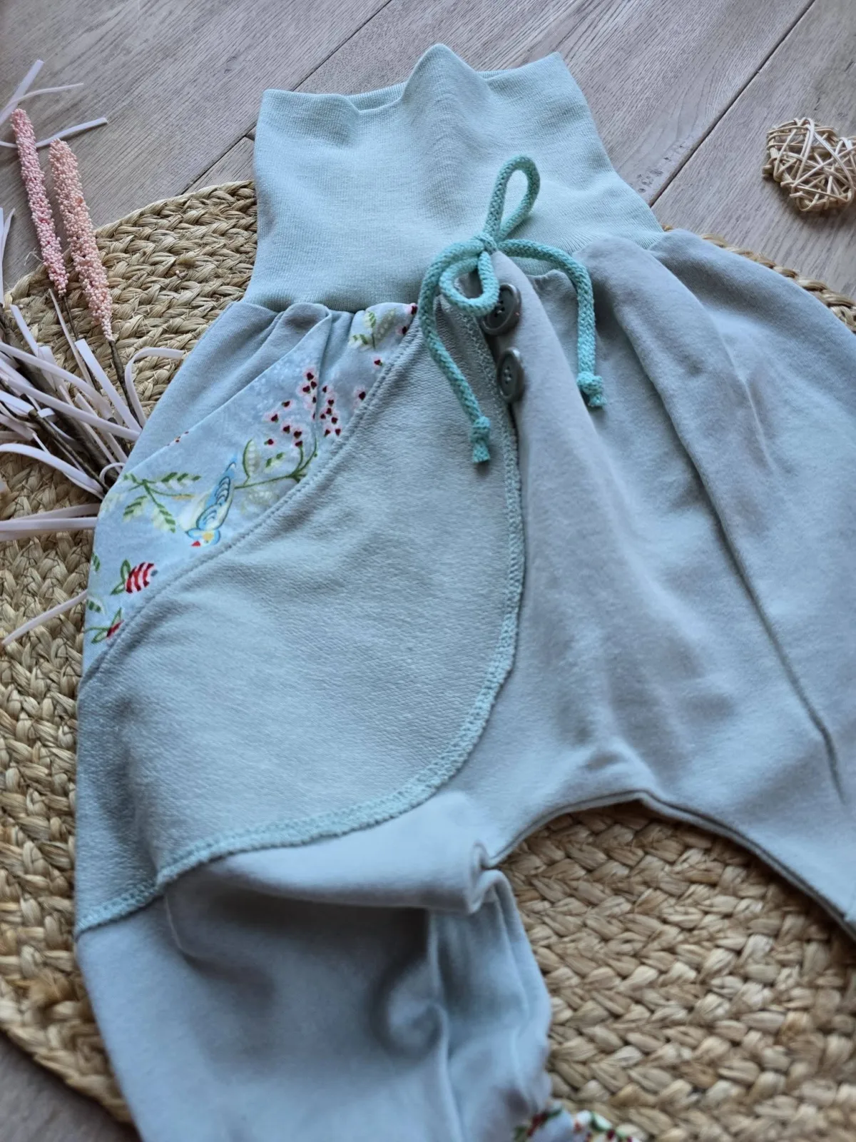 Sweat Bio Pumphose Mädchen Unikat 98/104 Hellgrün Blumen Übergang – Bild 3