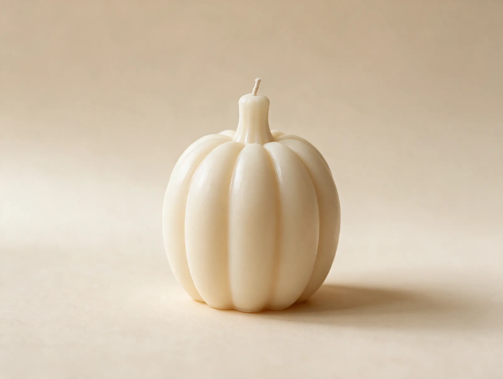 Kürbis Kerze Avela aus Rapswachs – handgemachte Herbstdeko – Bild 3