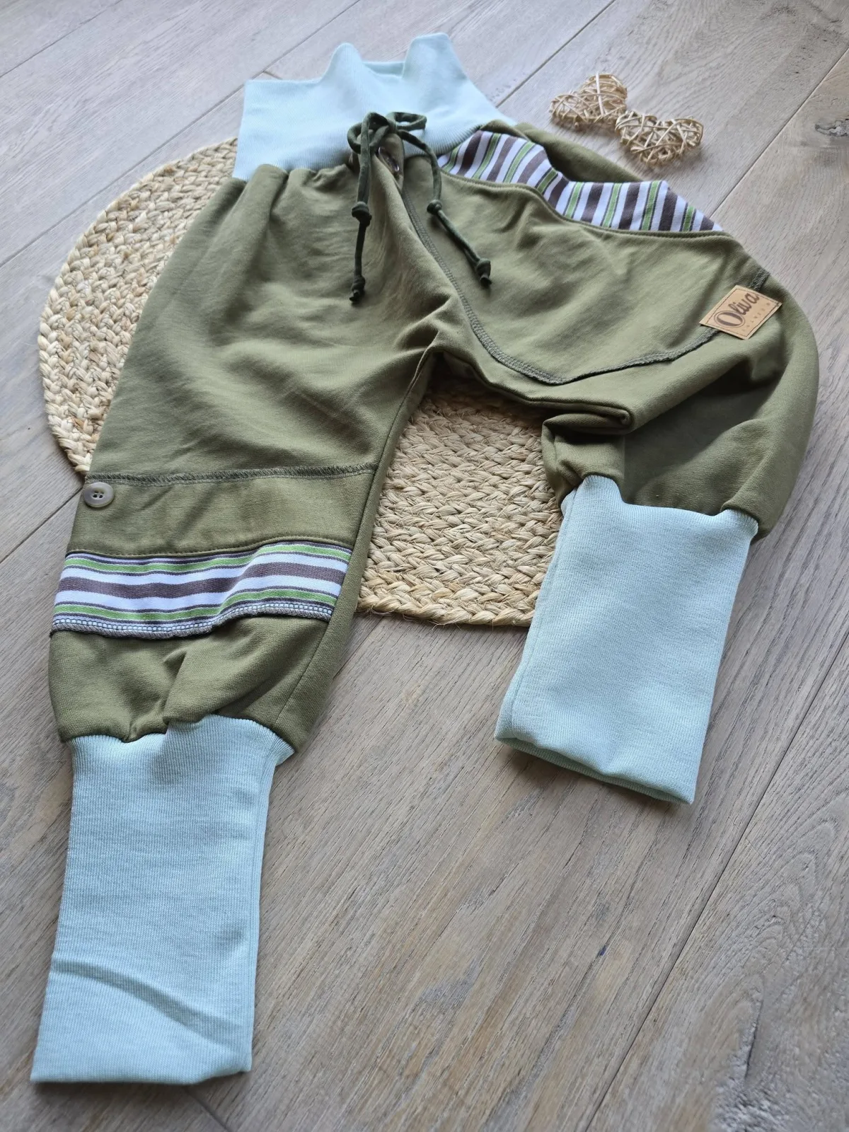 Organic Sweat Pumphose Unikat 98/104 Khaki, Tasche mit Streifen – Bild 5