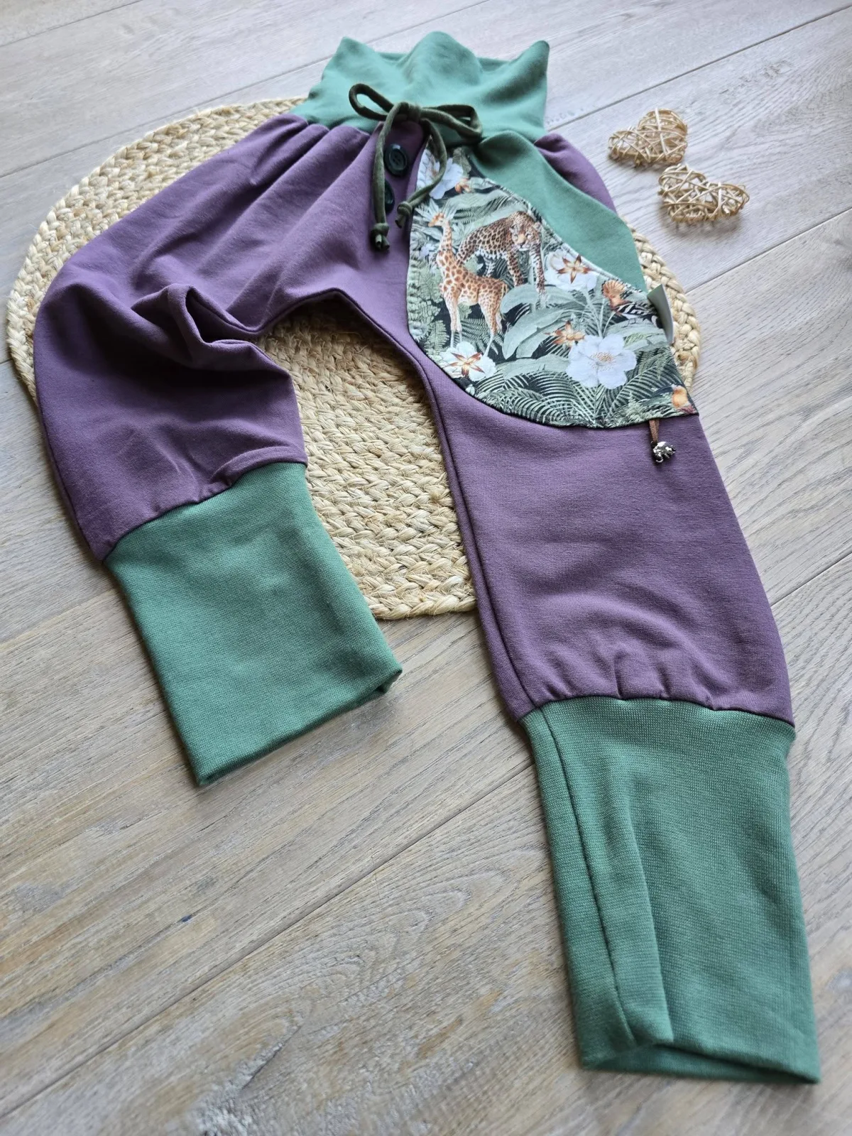 Sweat Organic Pumphose Gr.Unisex 98/104 mit Waldtiere, aubergine/grün – Bild 5