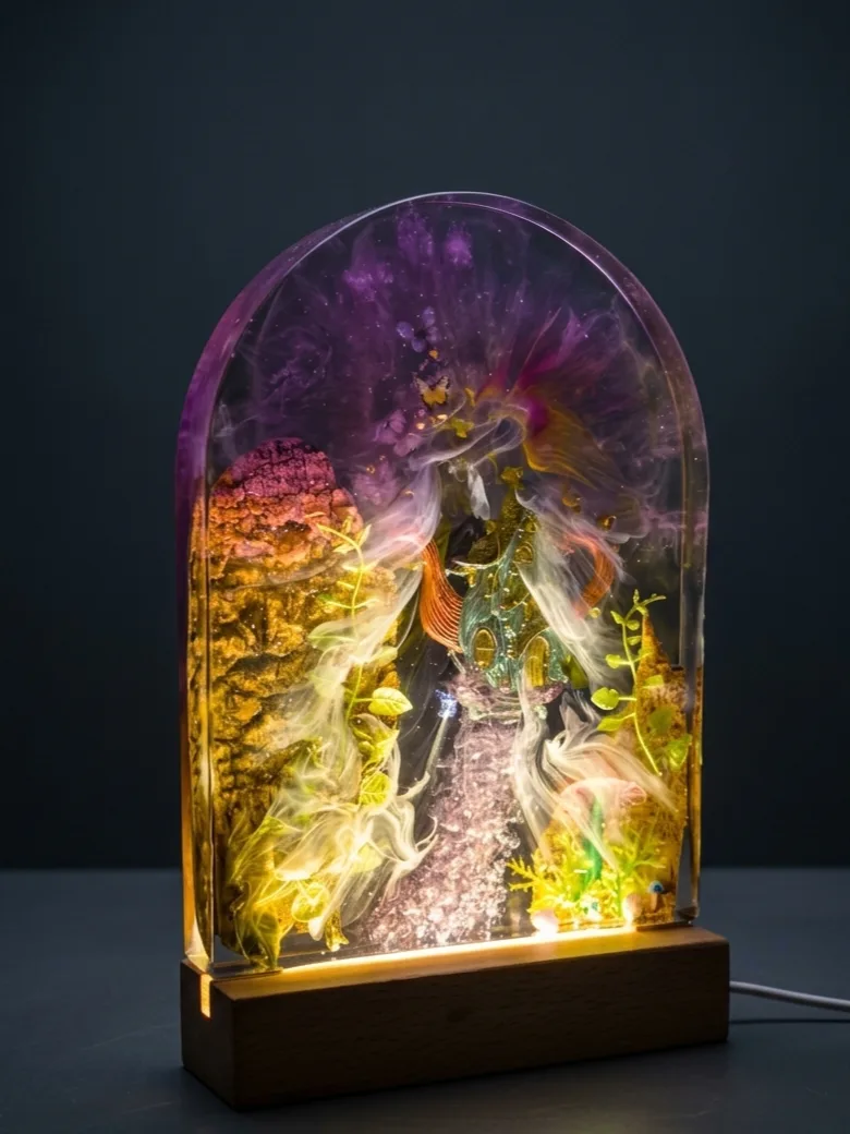 ​Handgefertigte LED-Epoxidharz-Lampe – Märchenhaftes Teekannen-Haus & Schmetterlinge – Bild 3