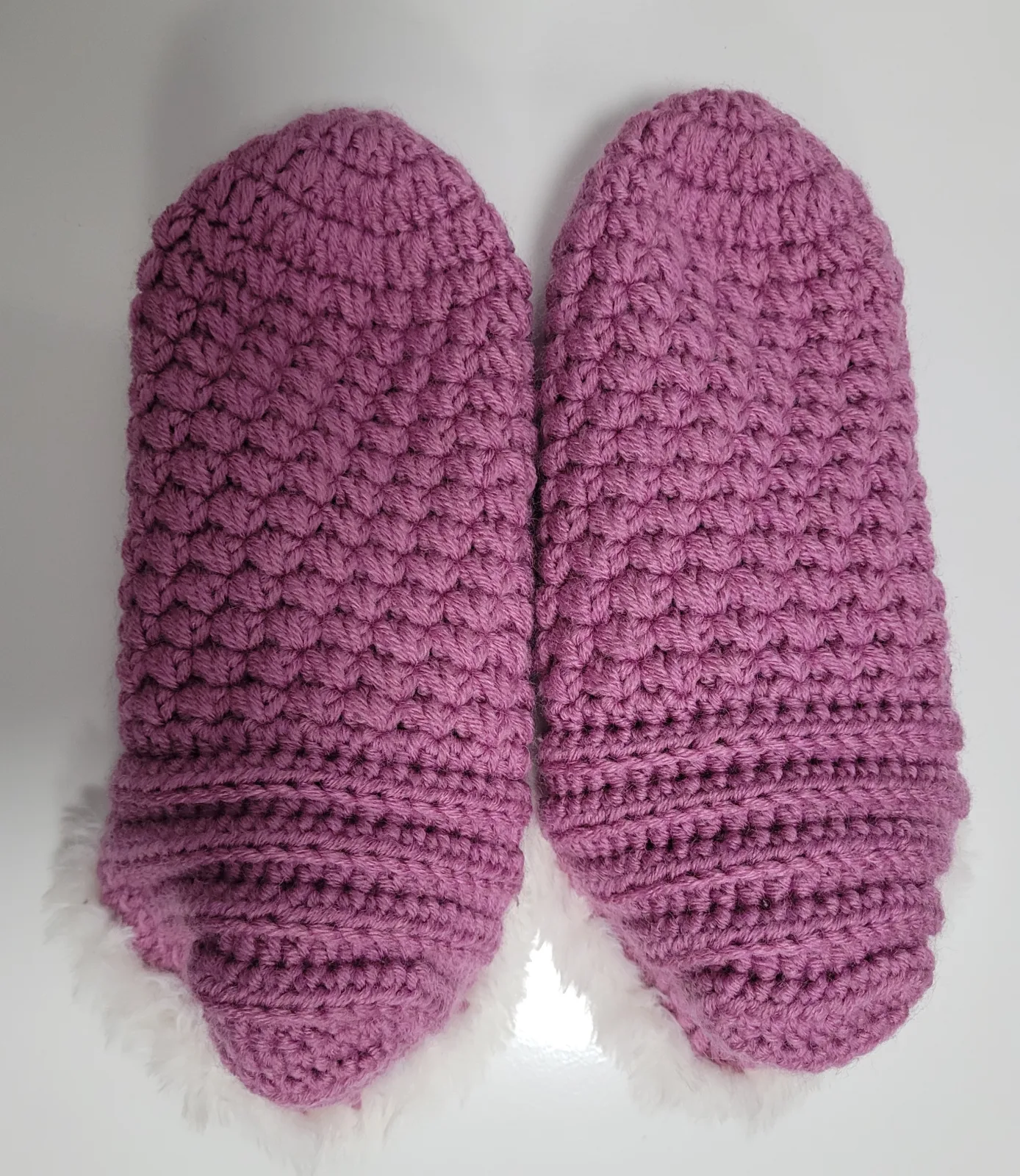 Gehäkelte Hausschuhe für Damen und große Mädchen in Fliederfarbe mit flauschigem Rand Größe 37–40 – Bild 8