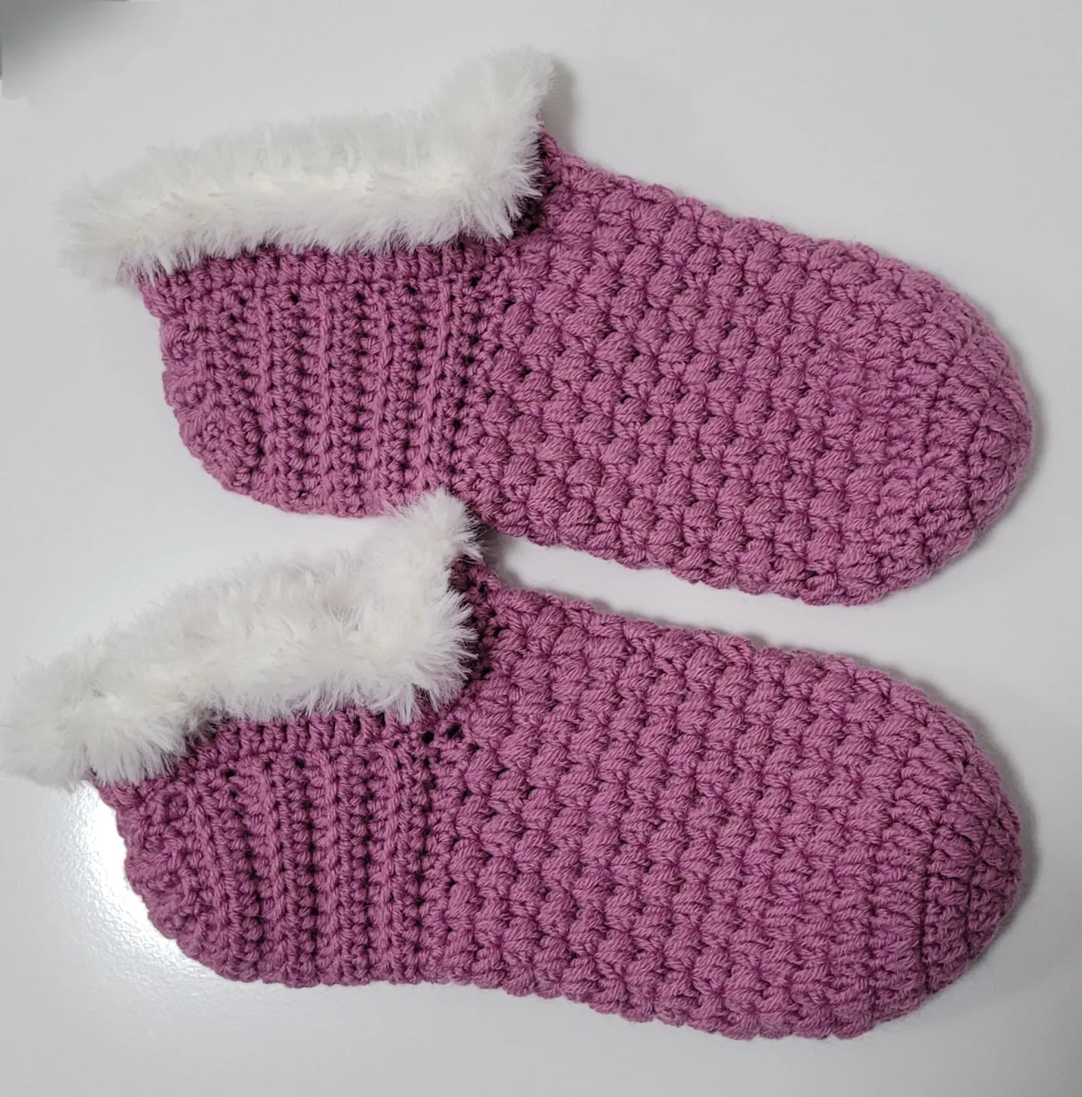 Gehäkelte Hausschuhe für Damen und große Mädchen in Fliederfarbe mit flauschigem Rand Größe 37–40 – Bild 4