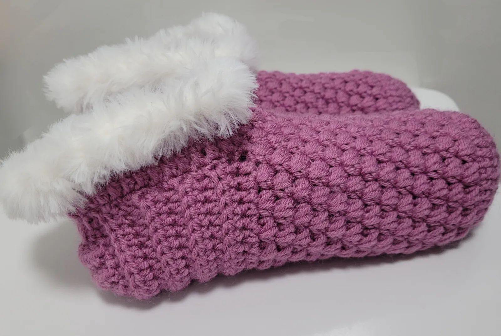 Gehäkelte Hausschuhe für Damen und große Mädchen in Fliederfarbe mit flauschigem Rand Größe 37–40 – Bild 7