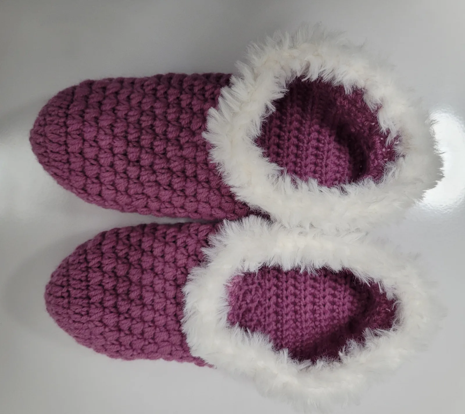 Gehäkelte Hausschuhe für Damen und große Mädchen in Fliederfarbe mit flauschigem Rand Größe 37–40 – Bild 3