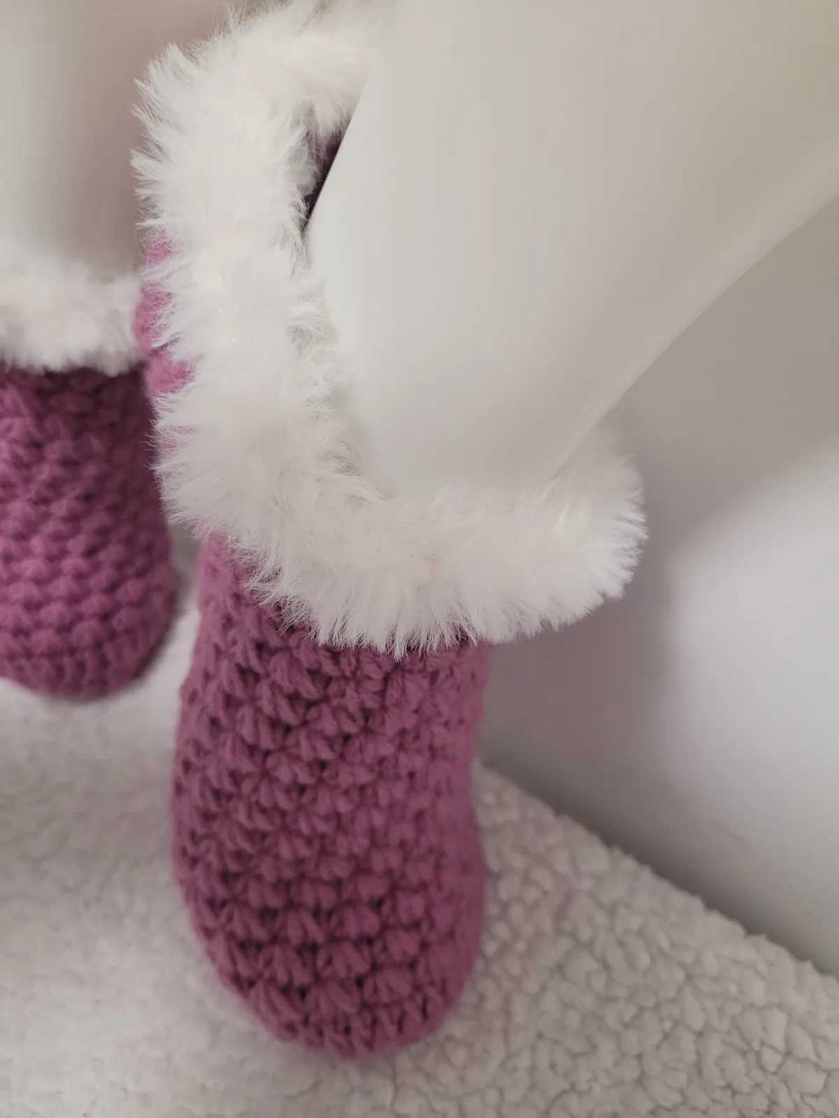 Gehäkelte Hausschuhe für Damen und große Mädchen in Fliederfarbe mit flauschigem Rand Größe 37–40 – Bild 12