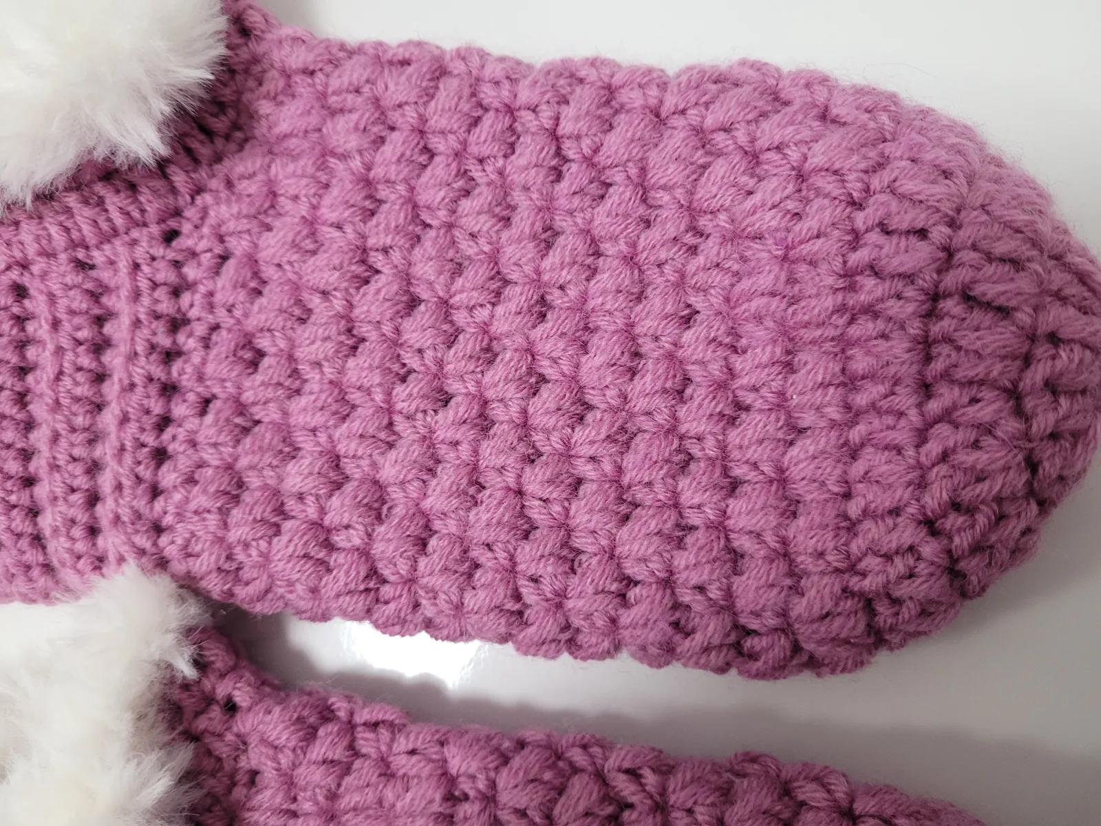 Gehäkelte Hausschuhe für Damen und große Mädchen in Fliederfarbe mit flauschigem Rand Größe 37–40 – Bild 5