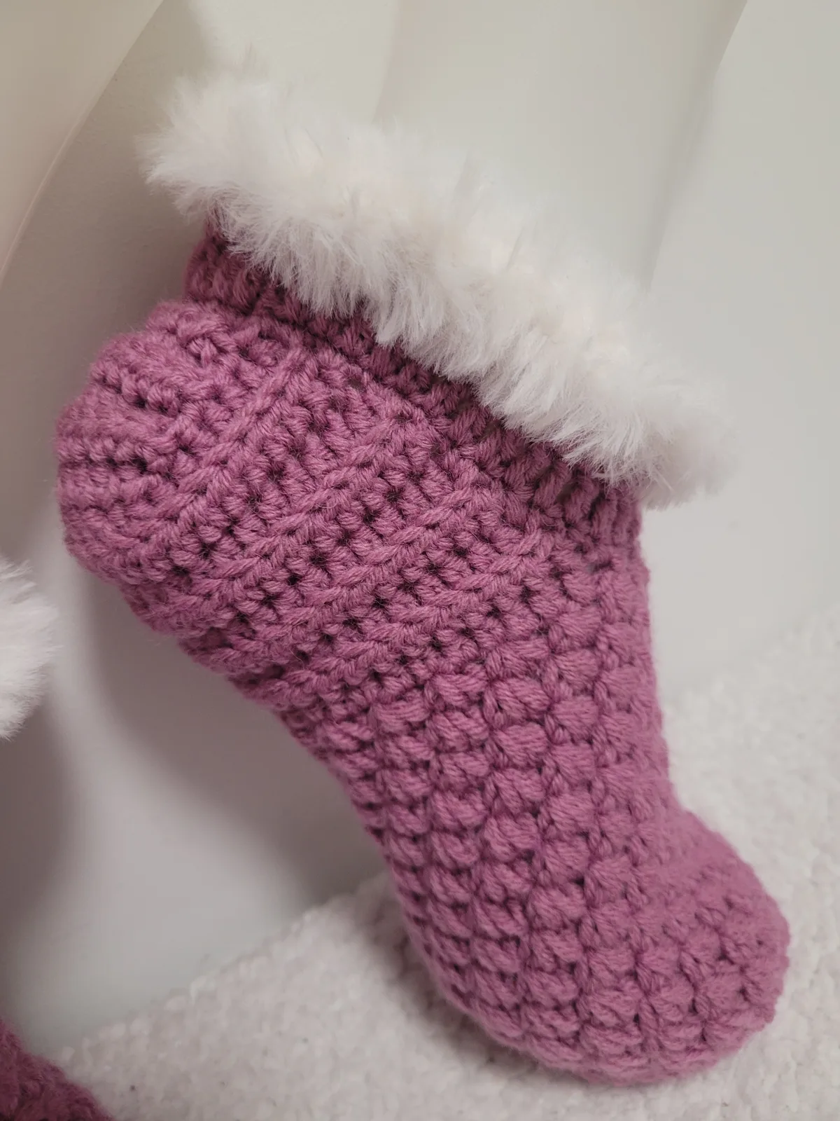 Gehäkelte Hausschuhe für Damen und große Mädchen in Fliederfarbe mit flauschigem Rand Größe 37–40 – Bild 13
