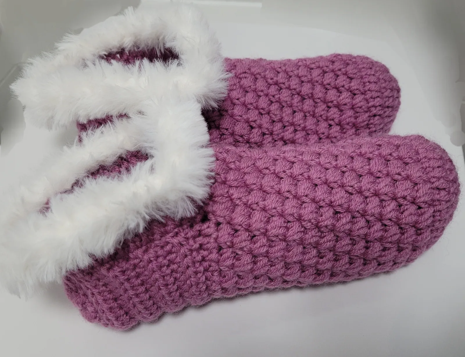 Gehäkelte Hausschuhe für Damen und große Mädchen in Fliederfarbe mit flauschigem Rand Größe 37–40 – Bild 2