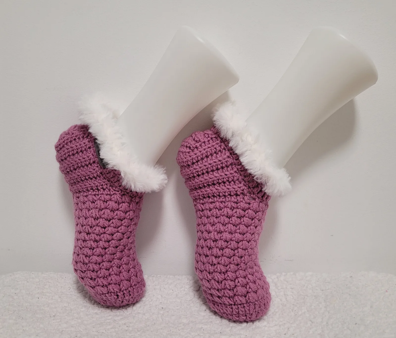 Gehäkelte Hausschuhe für Damen und große Mädchen in Fliederfarbe mit flauschigem Rand Größe 37–40