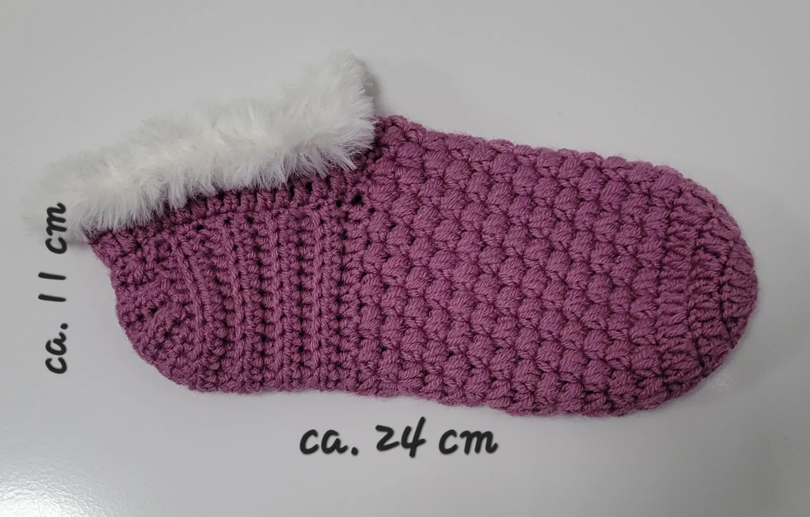 Gehäkelte Hausschuhe für Damen und große Mädchen in Fliederfarbe mit flauschigem Rand Größe 37–40 – Bild 10