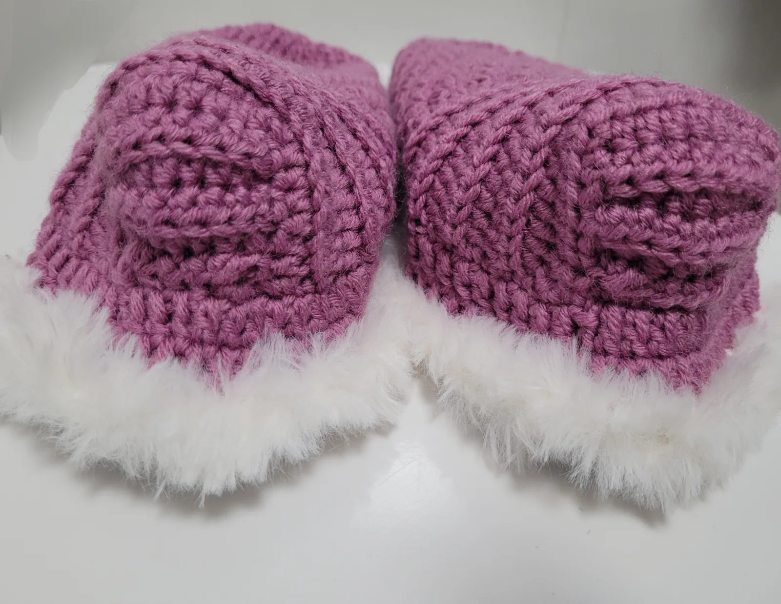 Gehäkelte Hausschuhe für Damen und große Mädchen in Fliederfarbe mit flauschigem Rand Größe 37–40 – Bild 9