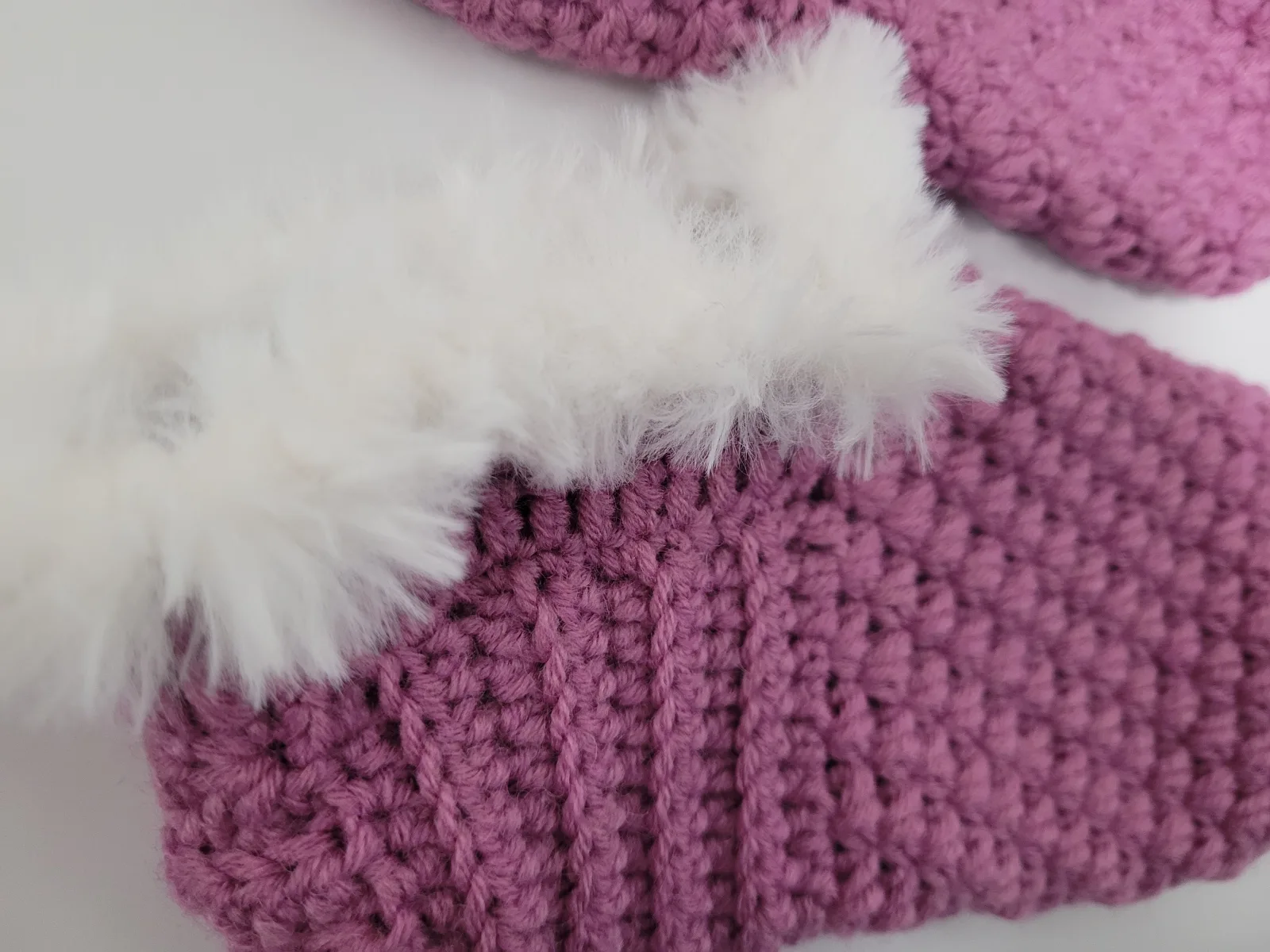 Gehäkelte Hausschuhe für Damen und große Mädchen in Fliederfarbe mit flauschigem Rand Größe 37–40 – Bild 6