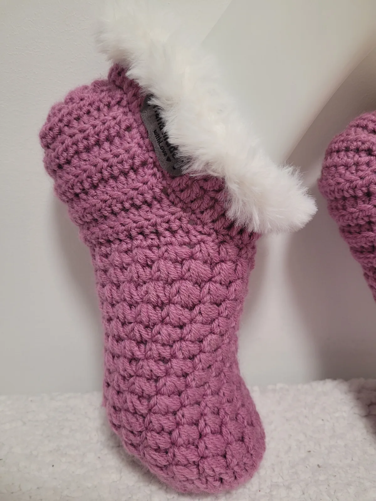 Gehäkelte Hausschuhe für Damen und große Mädchen in Fliederfarbe mit flauschigem Rand Größe 37–40 – Bild 11