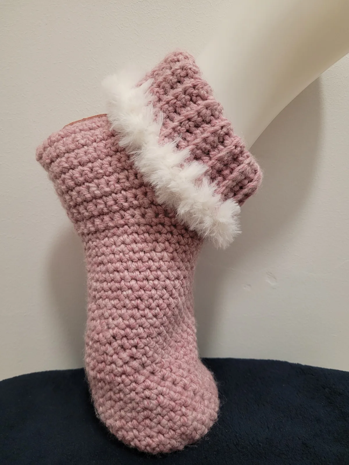 Gehäkelte Hausschuhe für Damen und großen Mädchen Altrosa mit flauschigem Rand und umklappbarem Umschlag Größe 37–40 – Bild 2