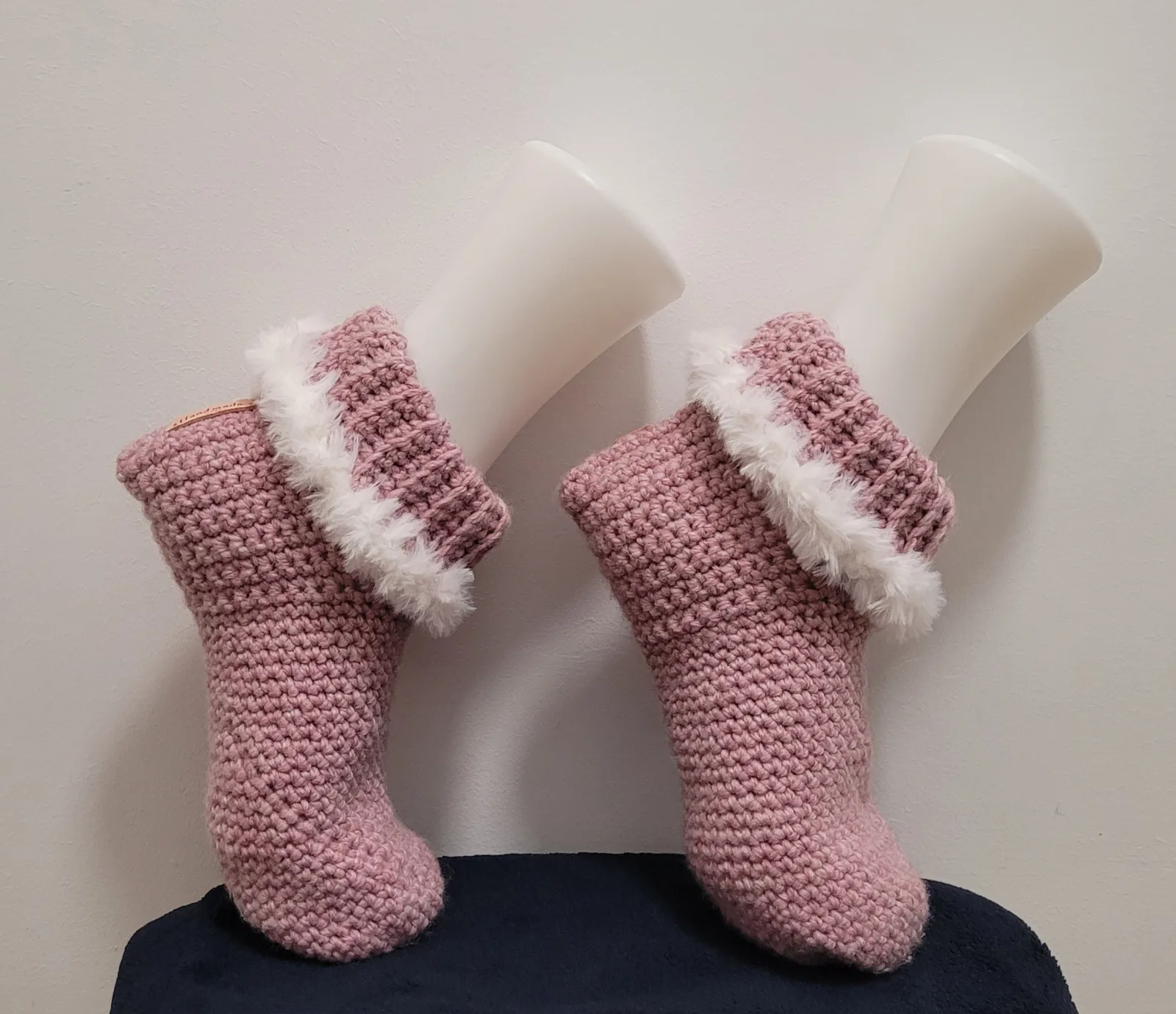 Gehäkelte Hausschuhe für Damen und großen Mädchen Altrosa mit flauschigem Rand und umklappbarem Umschlag Größe 37–40
