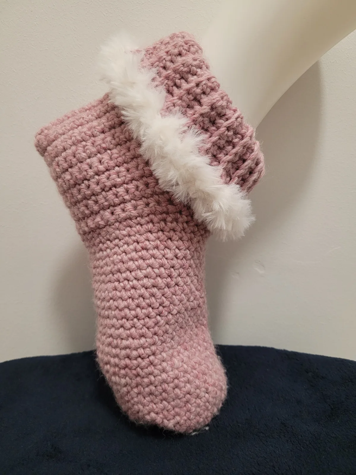 Gehäkelte Hausschuhe für Damen und großen Mädchen Altrosa mit flauschigem Rand und umklappbarem Umschlag Größe 37–40 – Bild 11