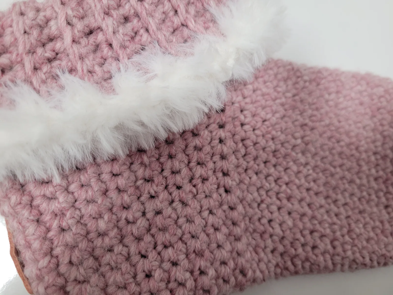 Gehäkelte Hausschuhe für Damen und großen Mädchen Altrosa mit flauschigem Rand und umklappbarem Umschlag Größe 37–40 – Bild 8