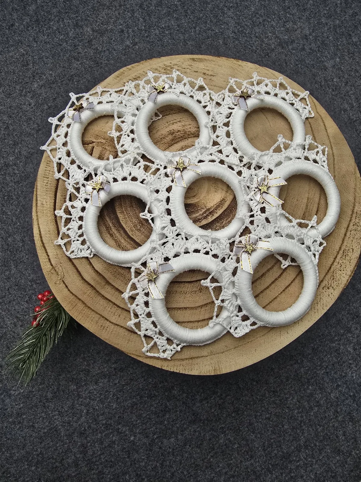 8er Set handgehäkelte Serviettenringe Weihnachten – Weiße Spitzendeko – Bild 2