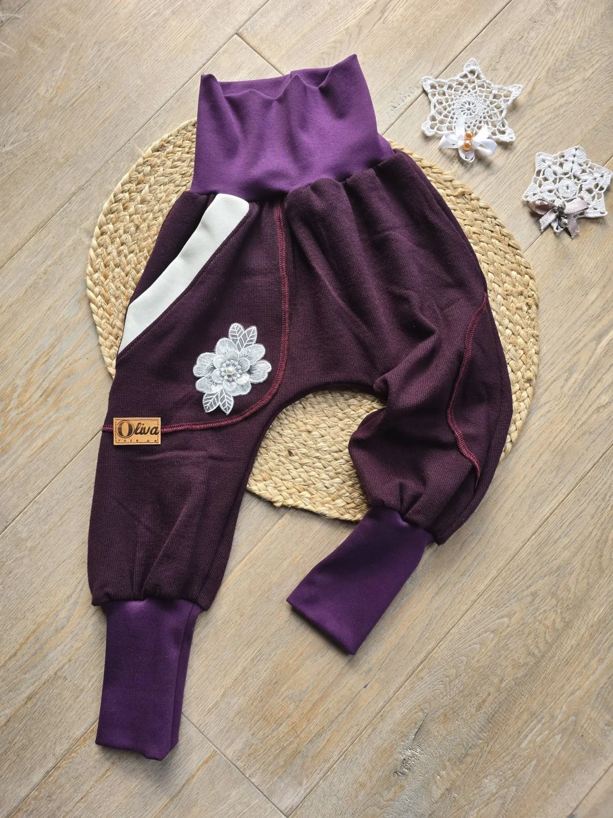 Pumphose aus Strickjersey Beere Blumenspitze Gr.98/104 Unikat, weich – Bild 2