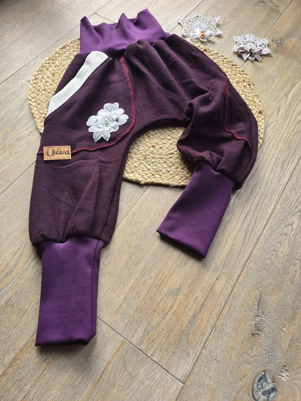Pumphose aus Strickjersey Beere Blumenspitze Gr.98/104 Unikat, weich – Bild 7