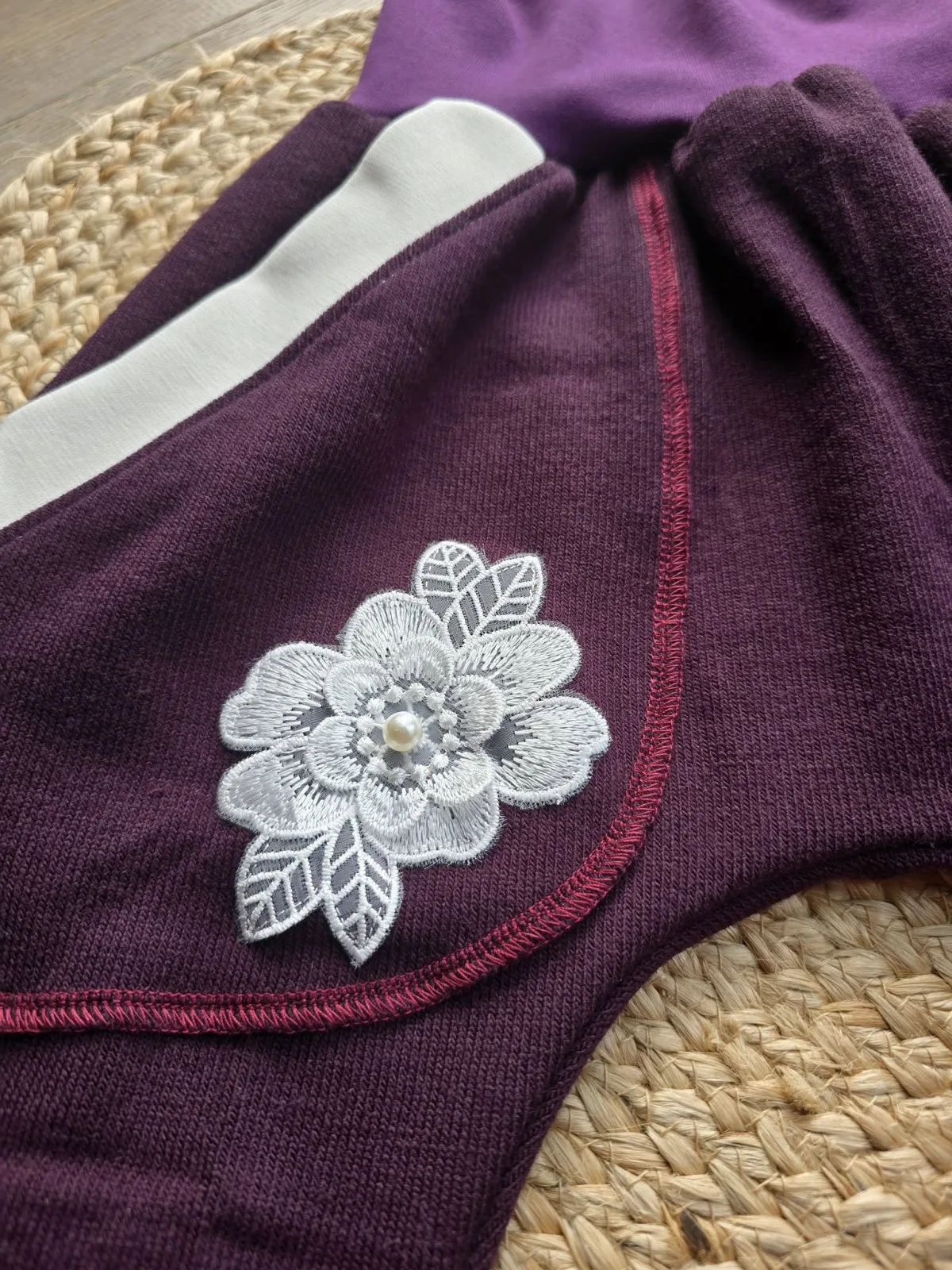 Pumphose aus Strickjersey Beere Blumenspitze Gr.98/104 Unikat, weich – Bild 4