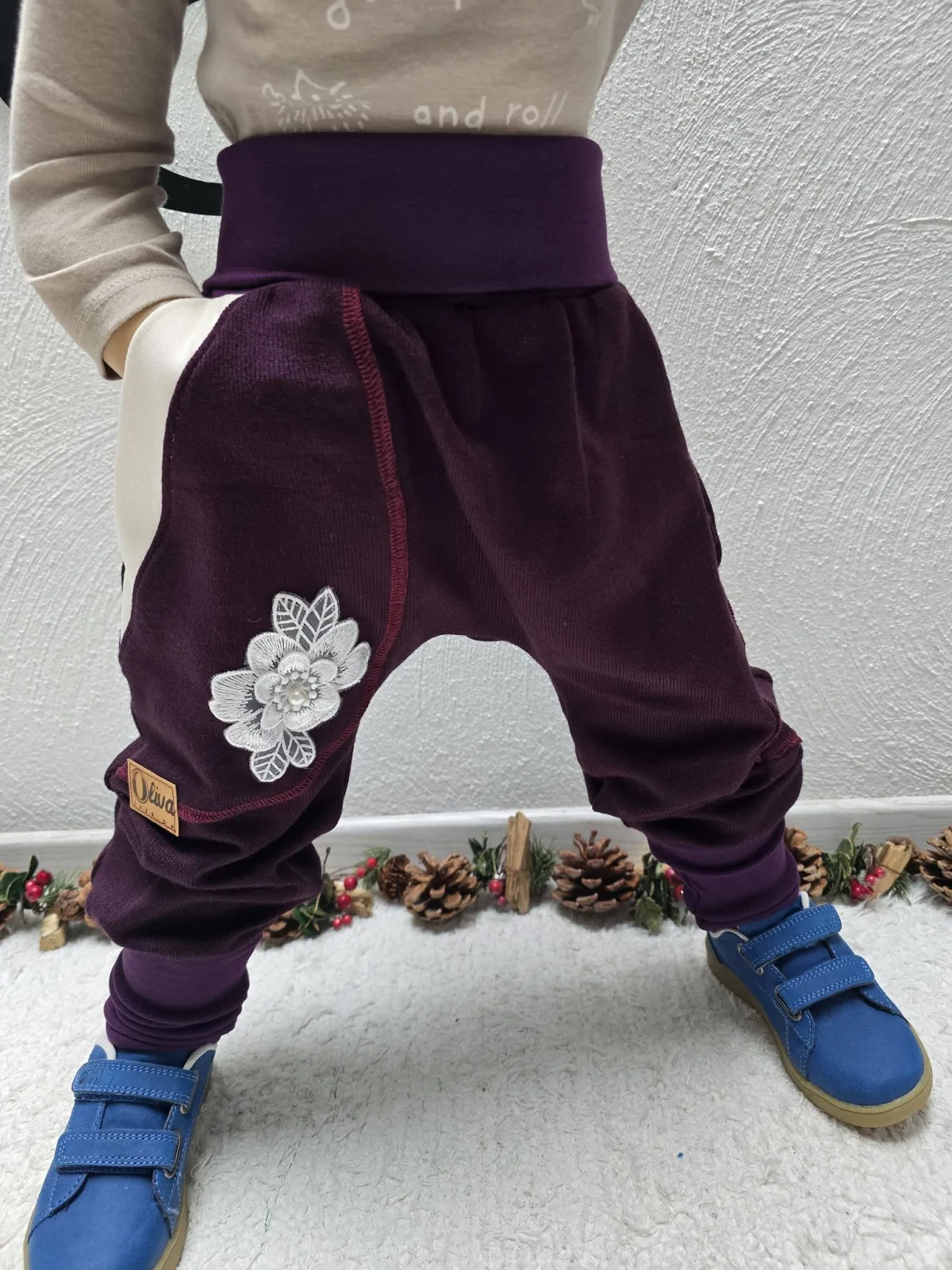 Pumphose aus Strickjersey Beere Blumenspitze Gr.98/104 Unikat, weich