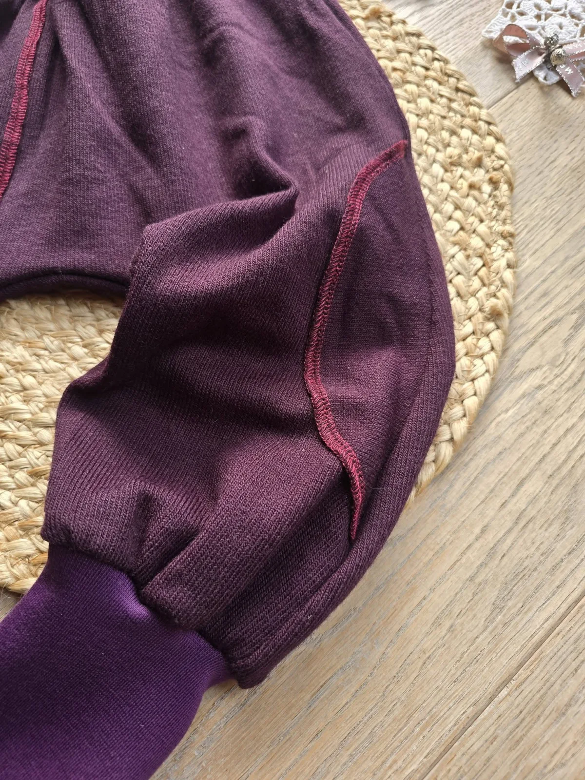 Pumphose aus Strickjersey Beere Blumenspitze Gr.98/104 Unikat, weich – Bild 5