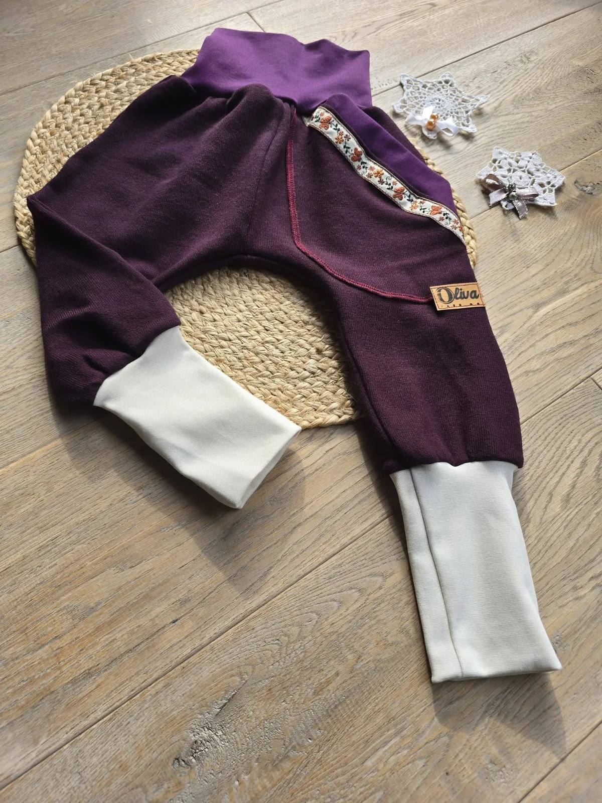 Pumphose aus Strickjersey Beere Schmetterling Gr.98/104 Unikat, weich – Bild 4