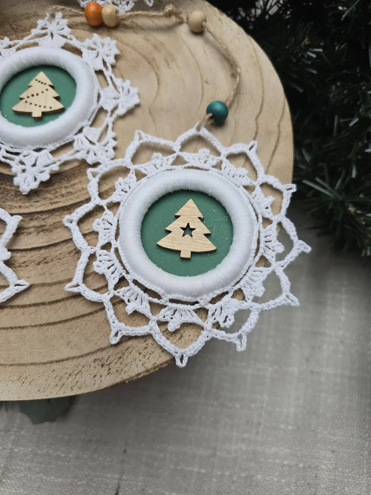 5er Set handgehäkelte Weihnachtsbaumanhänger – Weiße Schneeflocken – Bild 5