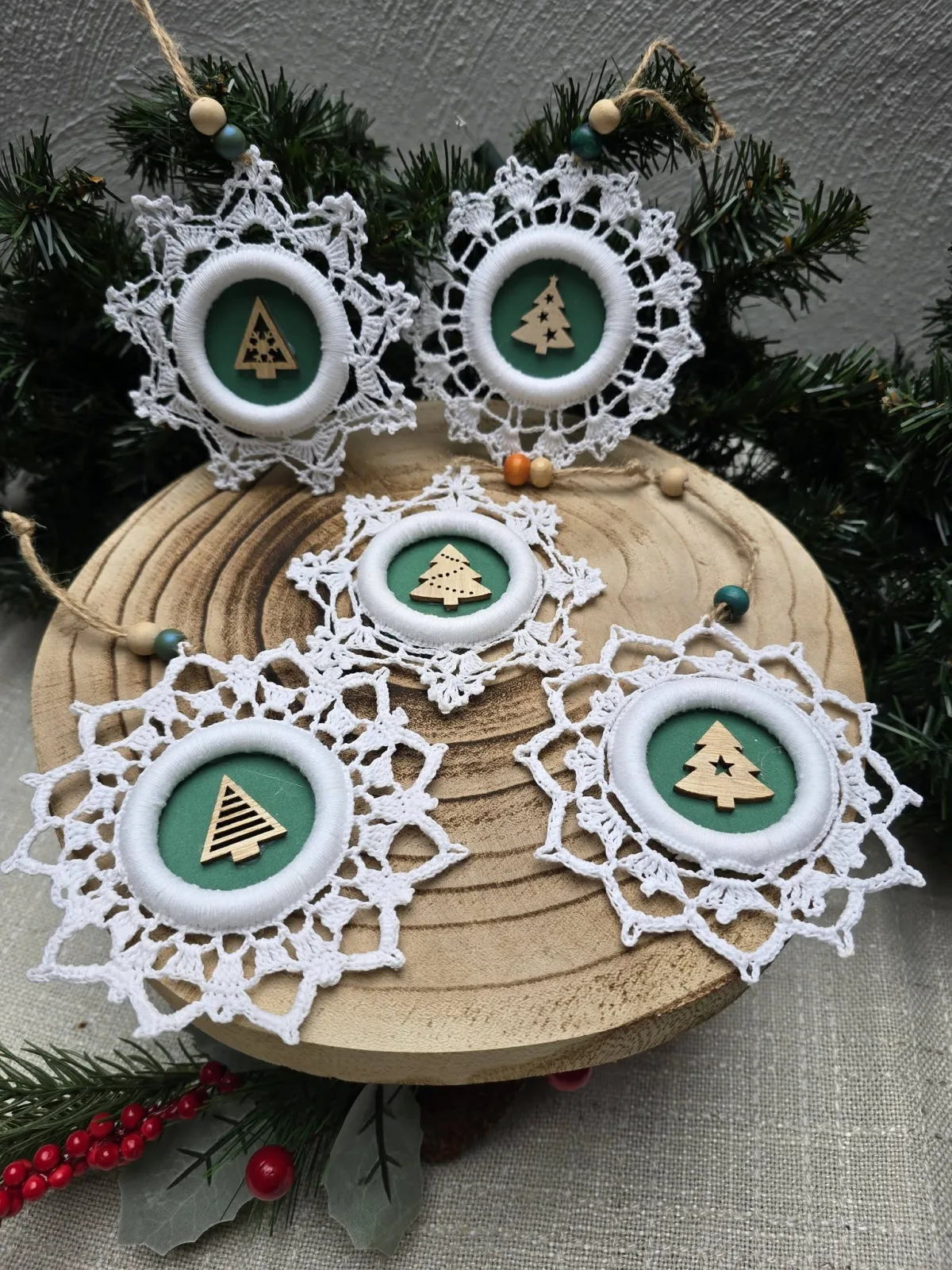 5er Set handgehäkelte Weihnachtsbaumanhänger – Weiße Schneeflocken