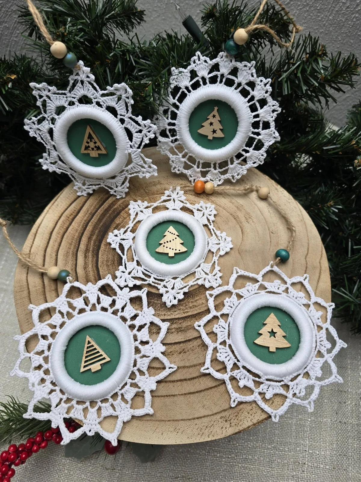 5er Set handgehäkelte Weihnachtsbaumanhänger – Weiße Schneeflocken – Bild 7