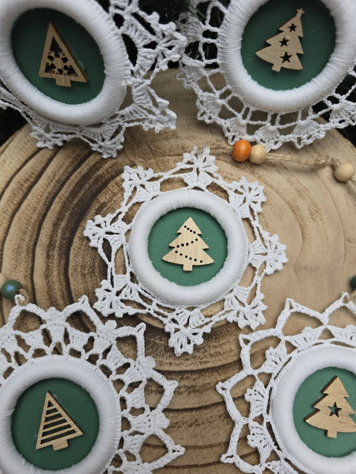 5er Set handgehäkelte Weihnachtsbaumanhänger – Weiße Schneeflocken – Bild 4