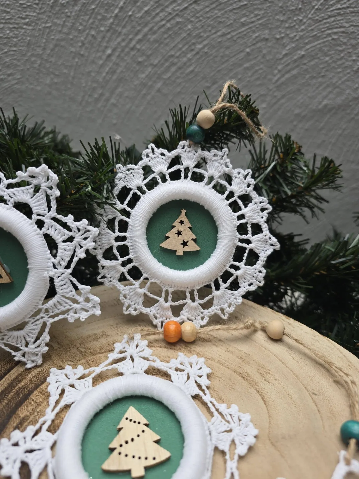 5er Set handgehäkelte Weihnachtsbaumanhänger – Weiße Schneeflocken – Bild 3